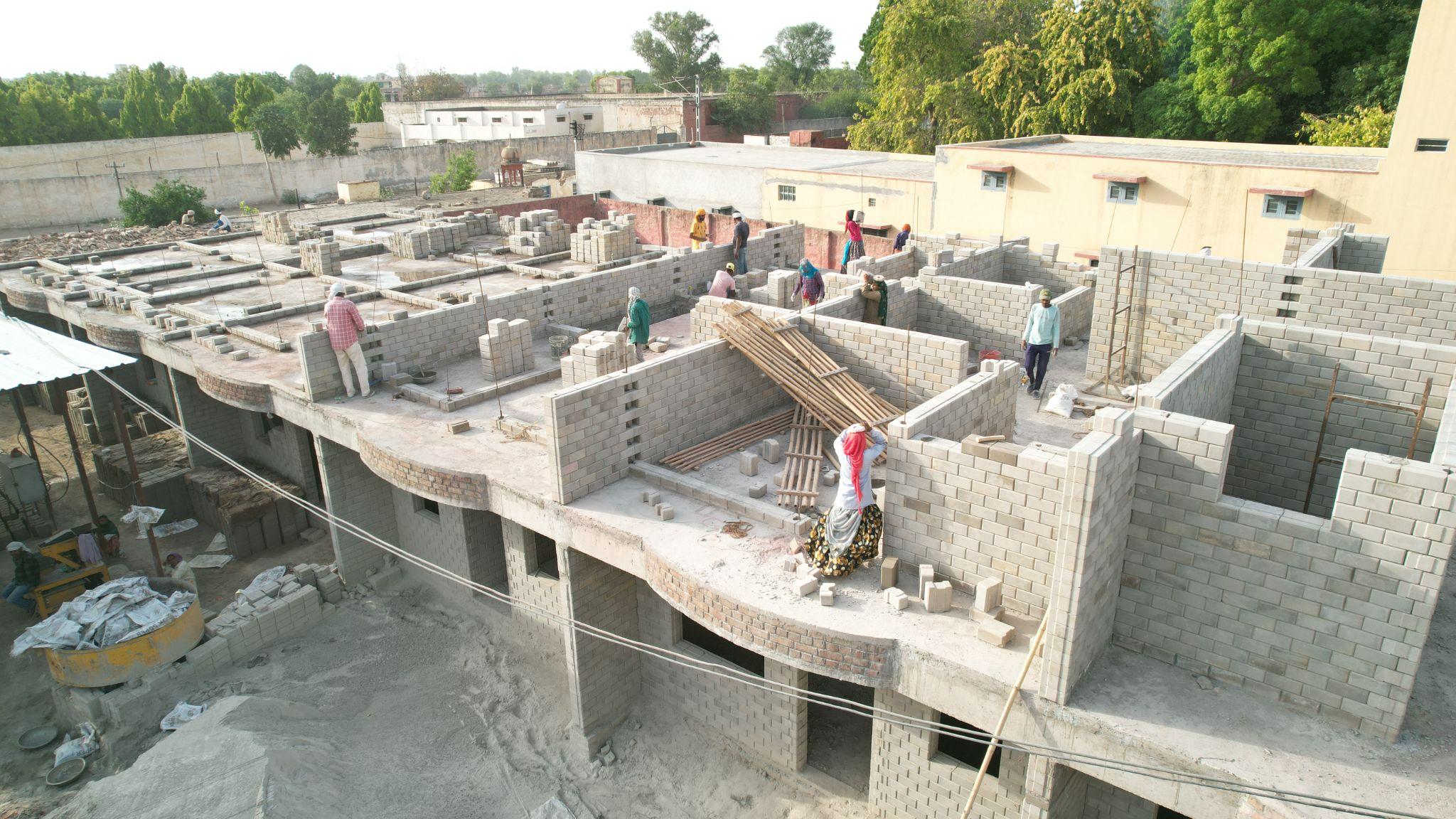 First-floor interlocking wall construction