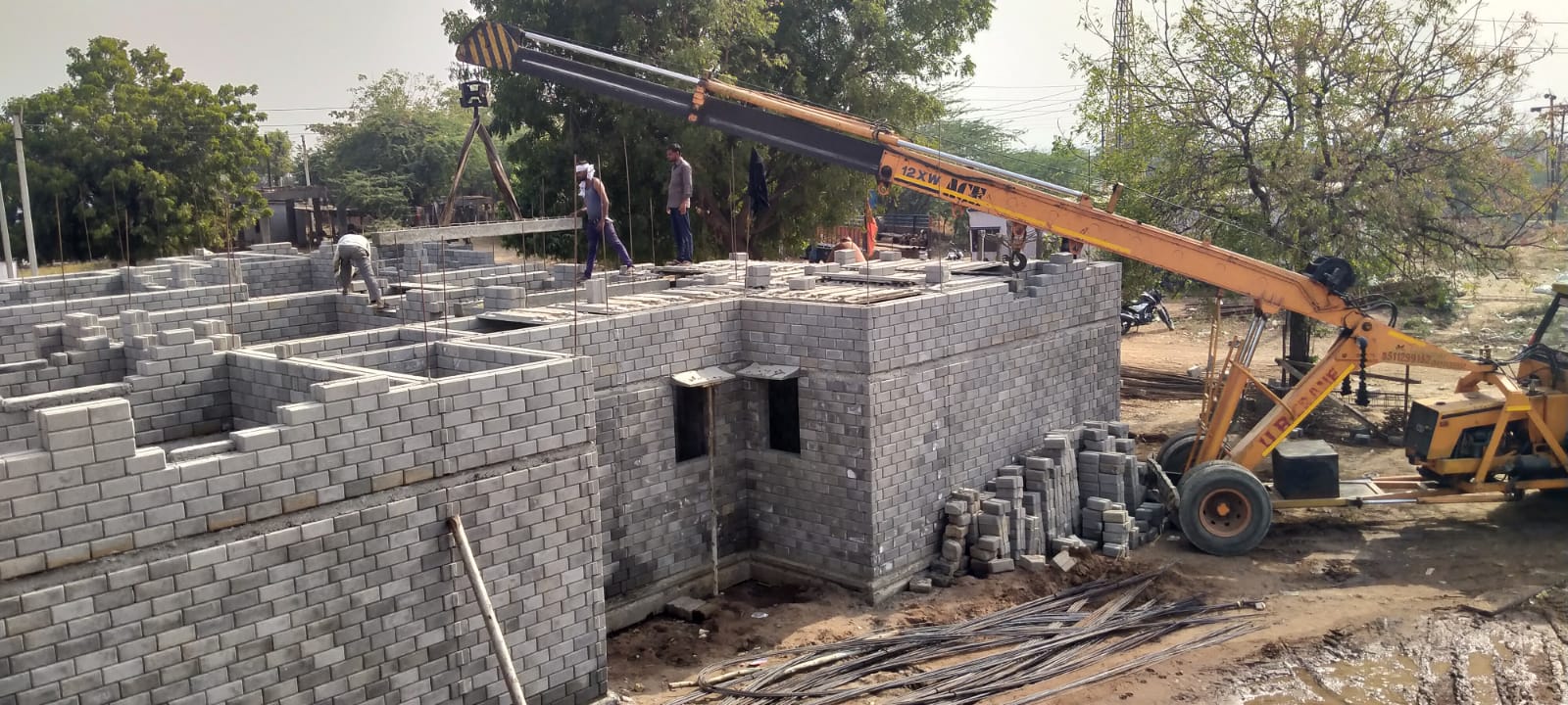 Precast component lifted by light crane