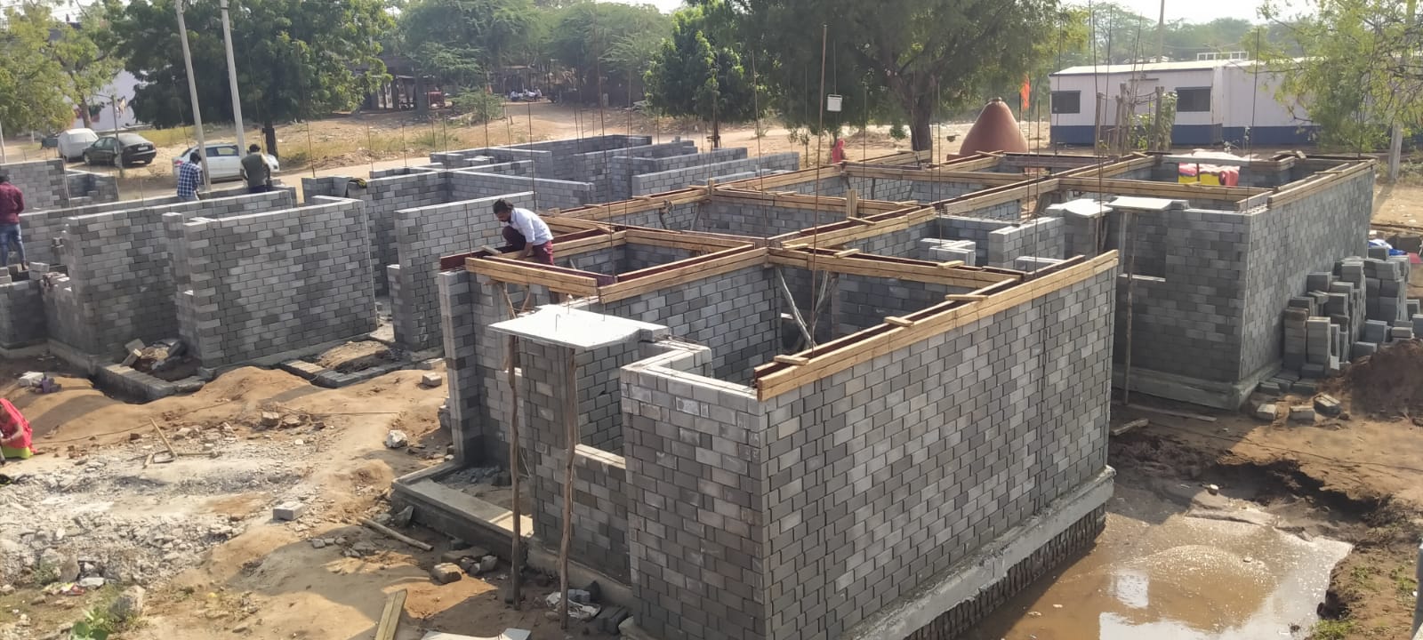 Wall masonry and lintel shuttering