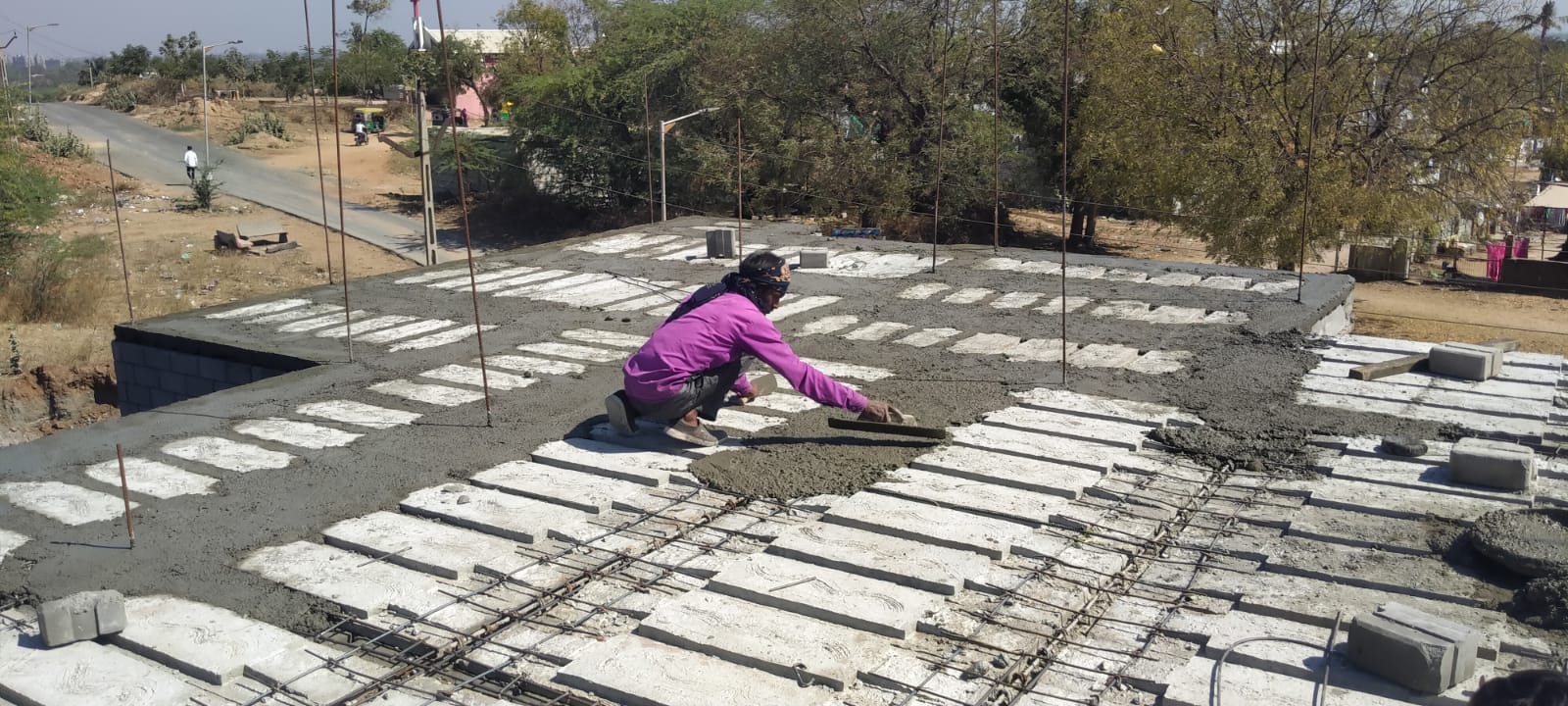 Concrete filling of roof haunches