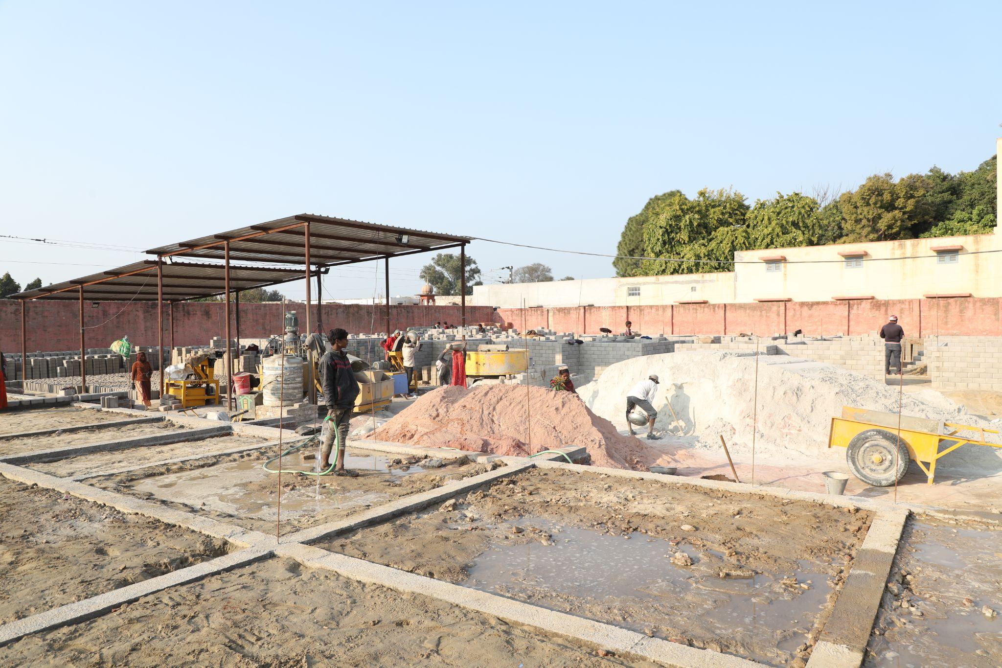 Plinth band, reinforcement and compacted earth