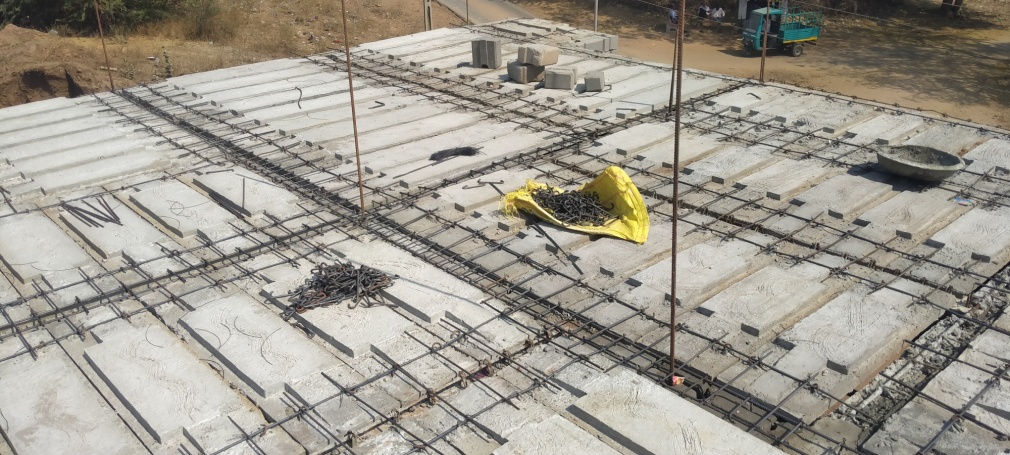 Steel binding for roof band and slab